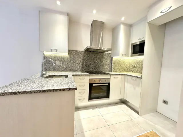 Piso de 67 m2 con 2 habitaciones y balcón en la Avenida Carlemany — 7