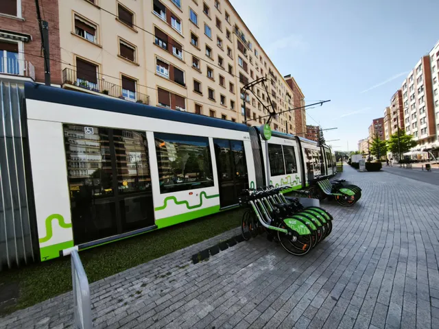 FANTASTICA OPORTUNIDAD 8º PISO 92m2 en AVENIDA GASTEIZ esq. Beato - LUZ Y VISTAS- 3 hab. para entrar a vivir o Actualizar — 33