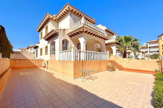 Bien mantenida villa quad en ubicación deseada - Lomas de Ca - foto 2