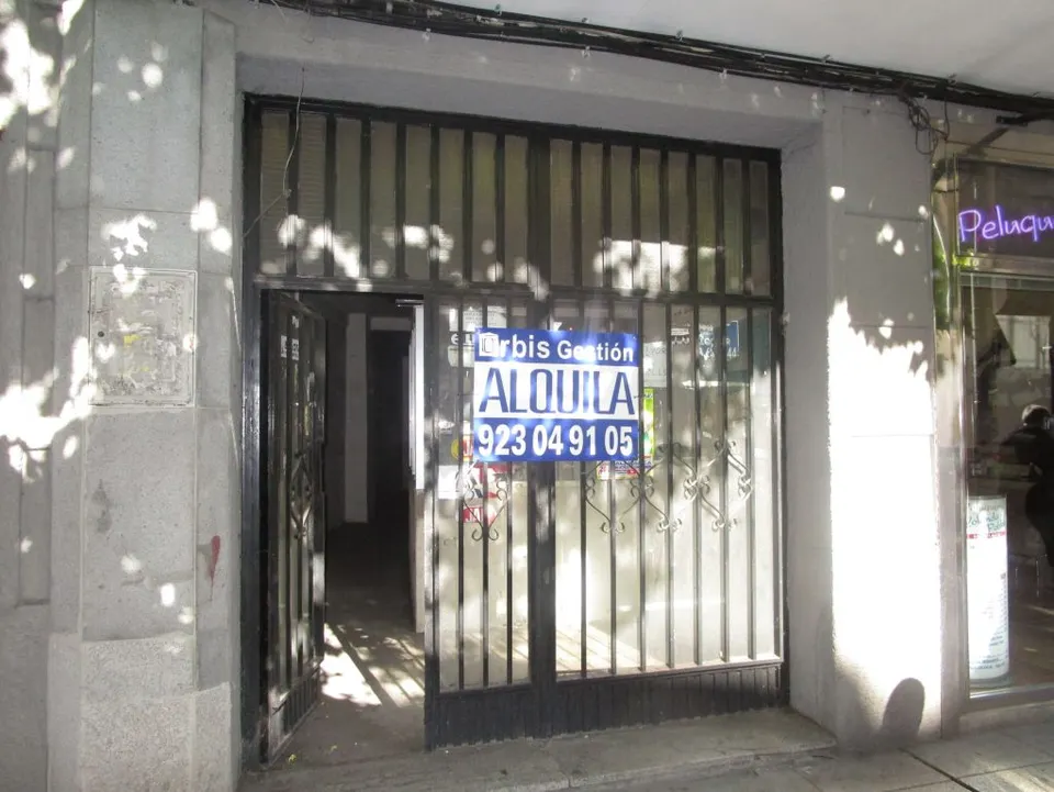 Urbis te ofrece un local comercial en zona Labradores, Salamanca.