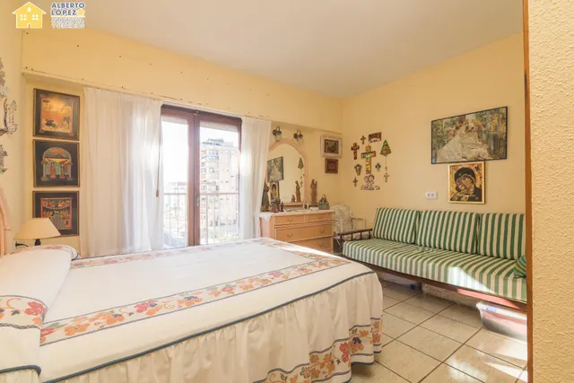 Apartamento en venta en primera línea de playa en Los Arenales del Sol, la propiedad está afectada por la Ley de Costas — 25