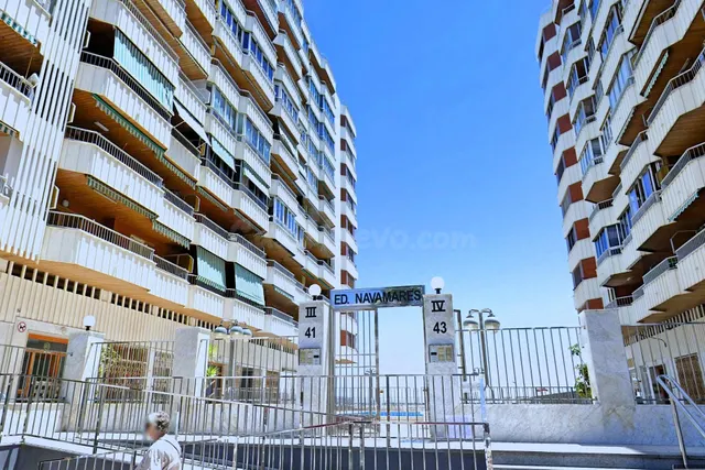 Amplio apartamento (aprox. 90 m2 - 2.ª planta) en primera línea de Playa del Acequión. Gran balcón con vistas al mar (suroeste), piscina comunitaria, cerca del centro, y directamente en la playa. — 29