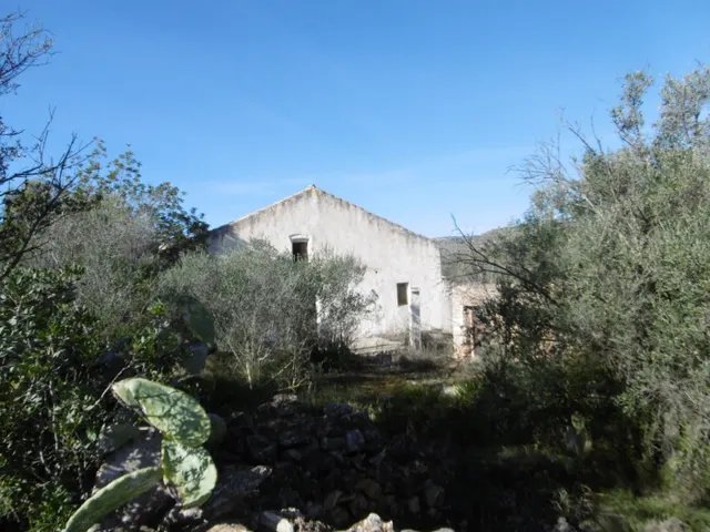 MASIA PARA REFORMAR  CON ALMACENES EN UNA FINCA DE 10 HECTÁREAS — 4