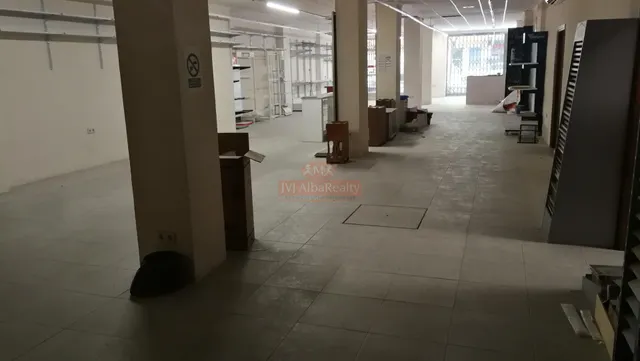 SE ALQUILA LOCAL DIÁFANO EN UNA DE LAS PRINCIPALES — 5