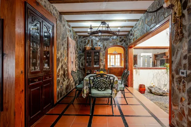 Finca de 20.000 m2 con vivienda principal, apartamento independiente y espacio para toda la familia — 12