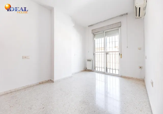 Vive en el corazón de Armilla: 4 dormitorios, patio, terraza y garaje — 11