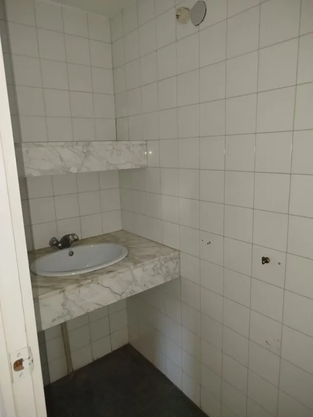 Se alquila local ideal para consulta u oficinas  entre el Hospital Puerta Del Mar y Paseo Maritimo. — 16