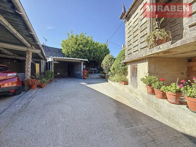 CASA EN VENTA EN RIANXO CON PATIO Y HORREO — 25