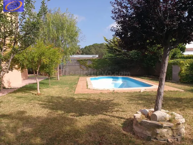 EXCLUSIVO CHALET INDEPENDIENTE CON GRAN JARDIN Y PISCINA EN  - foto 2