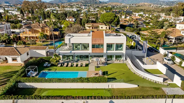 Chalet 5 habitaciones 552m² en venta - Costa Del Sol — 28