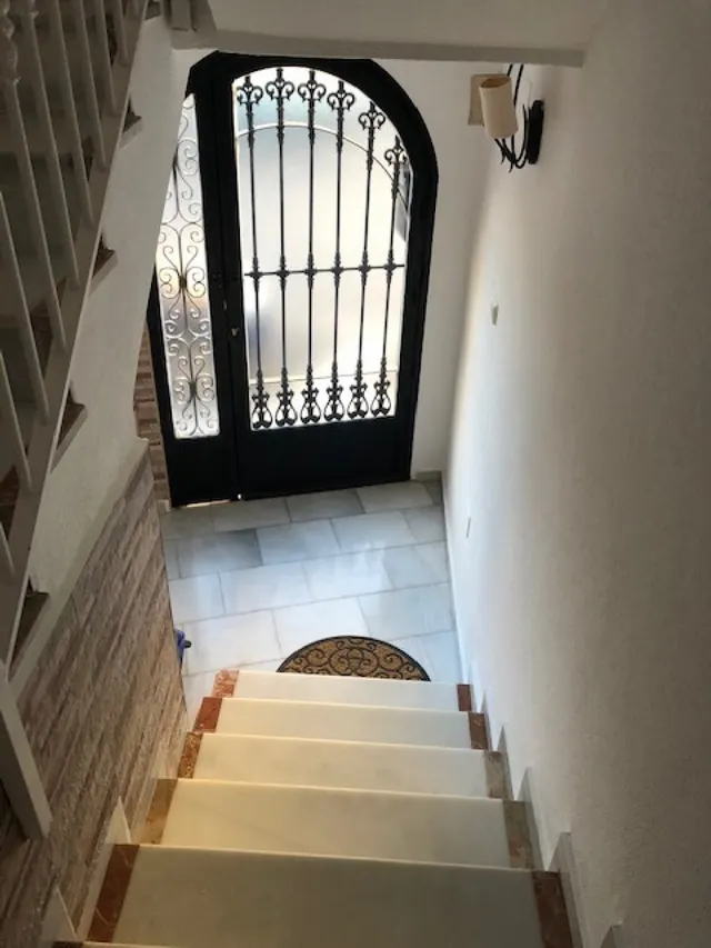 Edificio con piso dúplex y local en planta baja en el centro de Alhaurin de la Torre. — 36