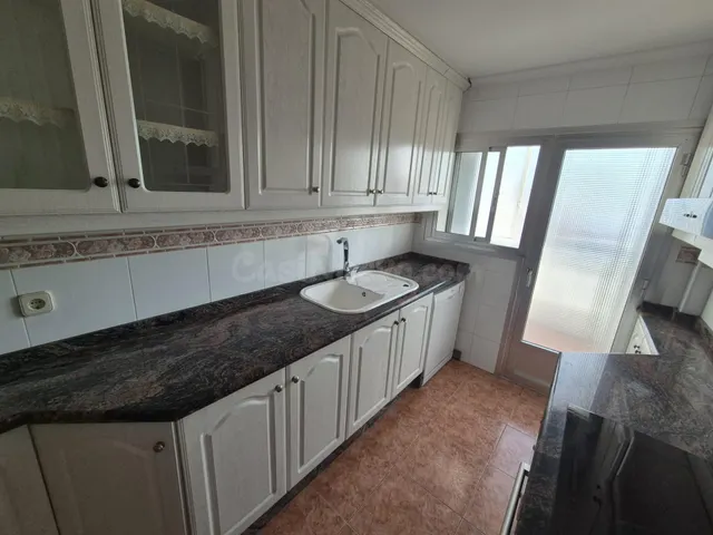 AMPLIO PISO EN ALQUILER PARA ESTUDIANTES ZONA ENSANCHE-VILLA - foto 2