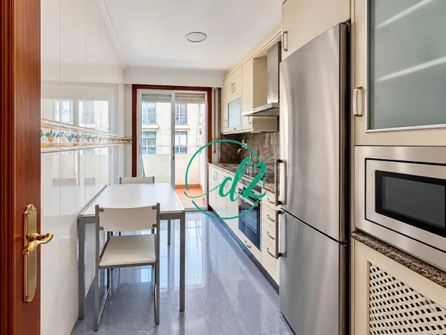 AMPLIO Y LUMINOSO PISO CON GARAJE Y TRASTERO EN ZONA POSÍO – - foto 4