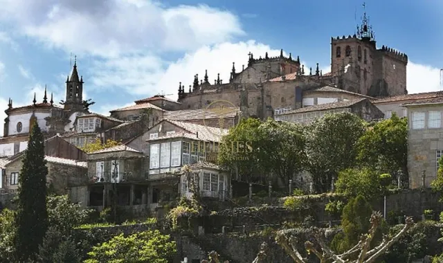Casa en venta casco historico de Tui con vistas al Rio Miño.