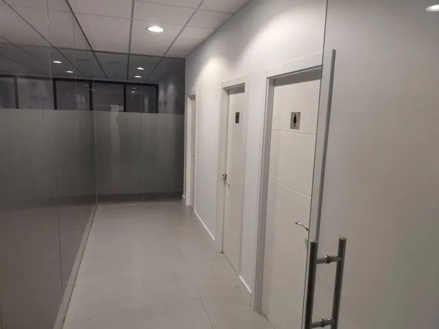 Nave en Poligono de Las Quemadas totalmente reformada y perfectamente instalada para uso mixto de oficinas y almacen — 28
