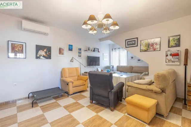 Casa en Armilla con terraza, patio y amplia cochera - foto 3