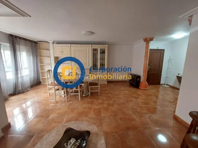 Piso con tres dormitorios y garaje en Alameda de Cervantes - foto 2
