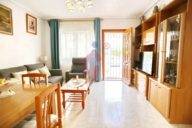 Espectacular bungalow en esquina con gran solárium, jardín privado y piscina en Guardamar del Segura — 9