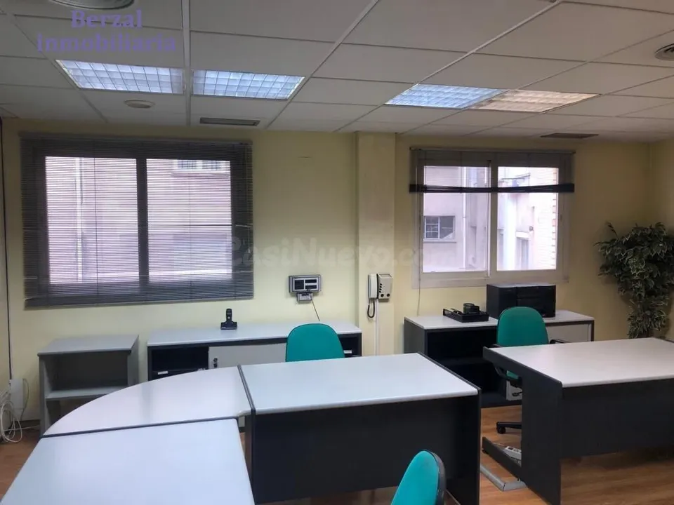 Oficina en el centro, edificio de oficinas, con trastero. MONTADA