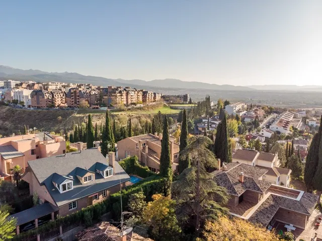 chalet independiente con la mejor parcela en la prestigiosa  urbanización de el serrallo — 8