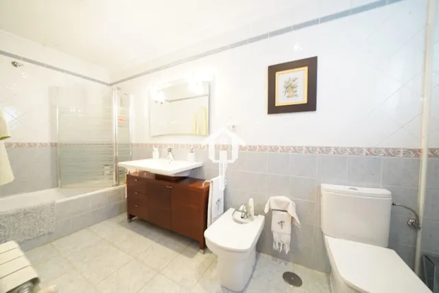 Chalet adosado con buhardilla en ciudad jardín de Alicante: garaje para 4 vehículos, terraza de 30m2 y piscina — 33