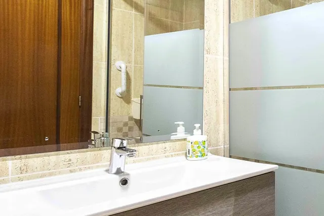 Amplia vivienda de 4 dormitorios con garaje, trastero y metro a pocos minutos — 26
