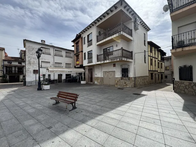 CASA EN LA EMBLEMATICA PLAZA DEL CASTILLO DE CANDELEDA