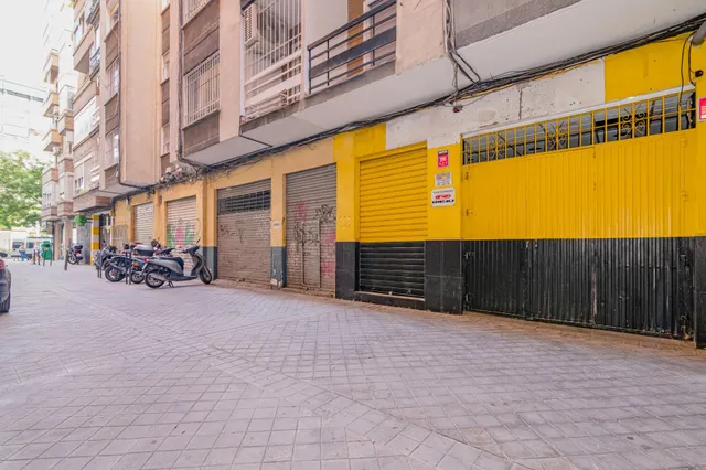 Local en Camino de Ronda 132D con posibilidad de cambio de uso a vivienda — 17