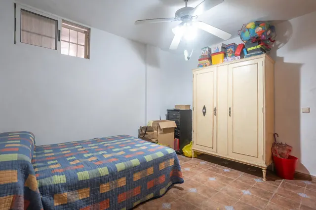 Almeria - cruz de caravaca: amplio triplex - 6 habitaciones + 3 baños + 1 aseo + garaje amplio + 2 salones + 2 cocinas + solarium — 17