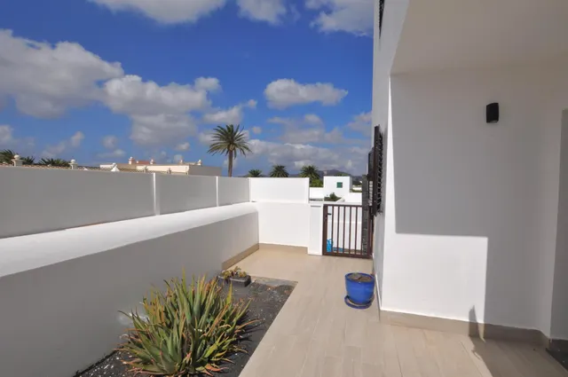 Casa semiadosada en esquina con vistas a los volcanes en Yaiza — 32