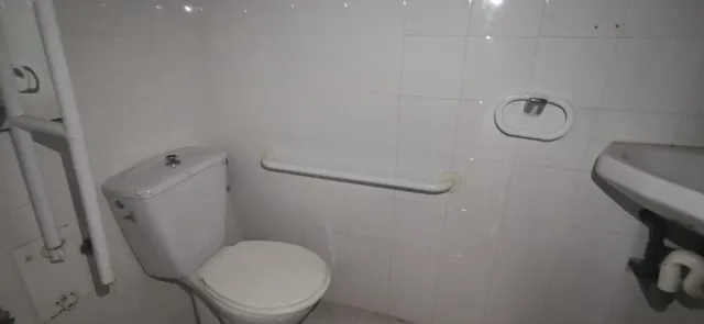 Gran local comercial en esquina al lado del Ayuntamiento — 13