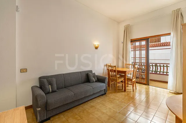 Piso con dormitorio independiente, cocina reformada y zona de piscina cerca de la playa — 22