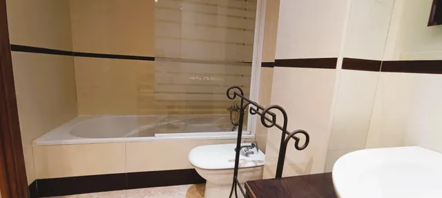 Piso luminoso junto a la playa con terraza y vistas parciales al mar en la gruta — 28