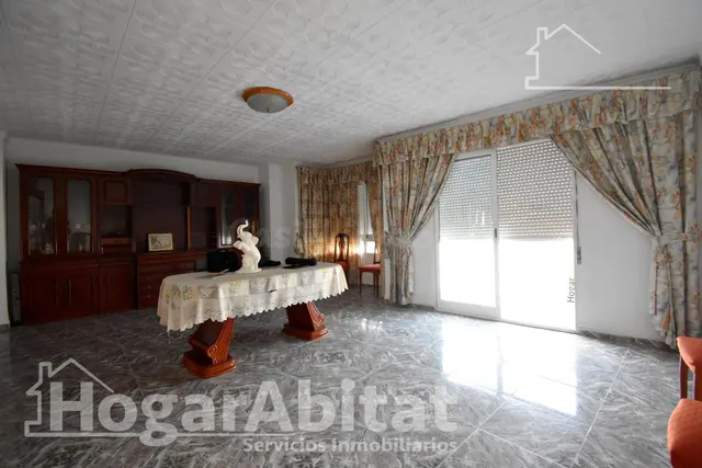 ¡MAGNÍFICA CASA! CON OCHO DORMITORIOS, TERRAZA Y GARAJE, CER