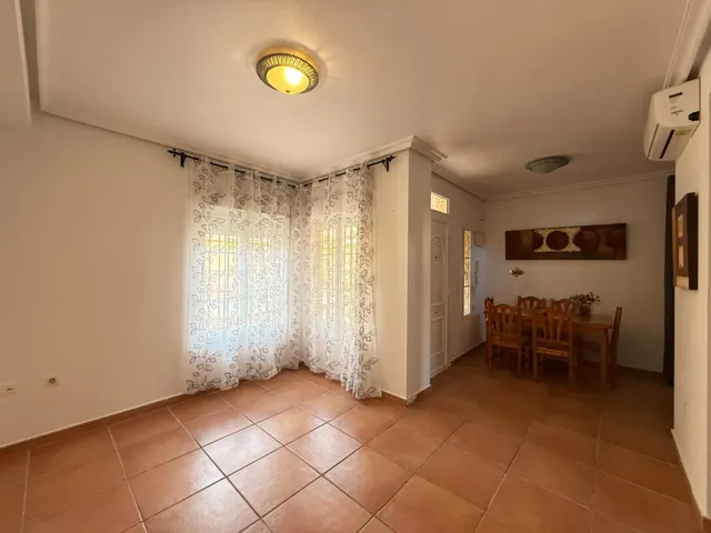 Bungalow con jardín privado, garaje y piscina comunitaria en Santa Pola — 5