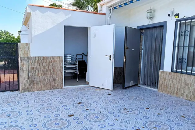 Bungalow reformado con 2 dormitorios, 1 baño y una amplia terraza frontal. Zona tranquila cerca de colegios y con buenas conexiones de transporte público. — 24