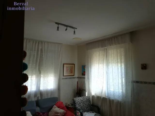 Casa magnifica, de dimensiones extraordinarias a veinte minutos andando del centro. — 18