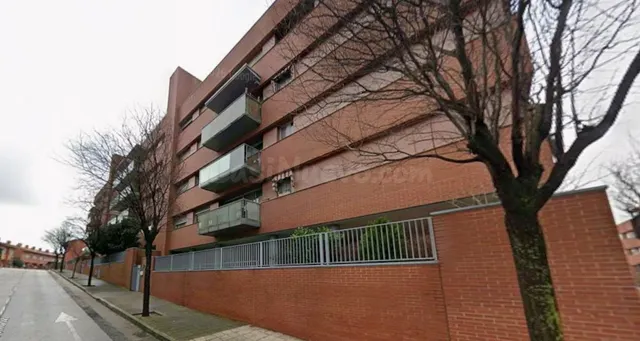 AMPLIA PLAZA DE GARAJE EN C/ JOSE LUIS VALCARCEL - foto 4