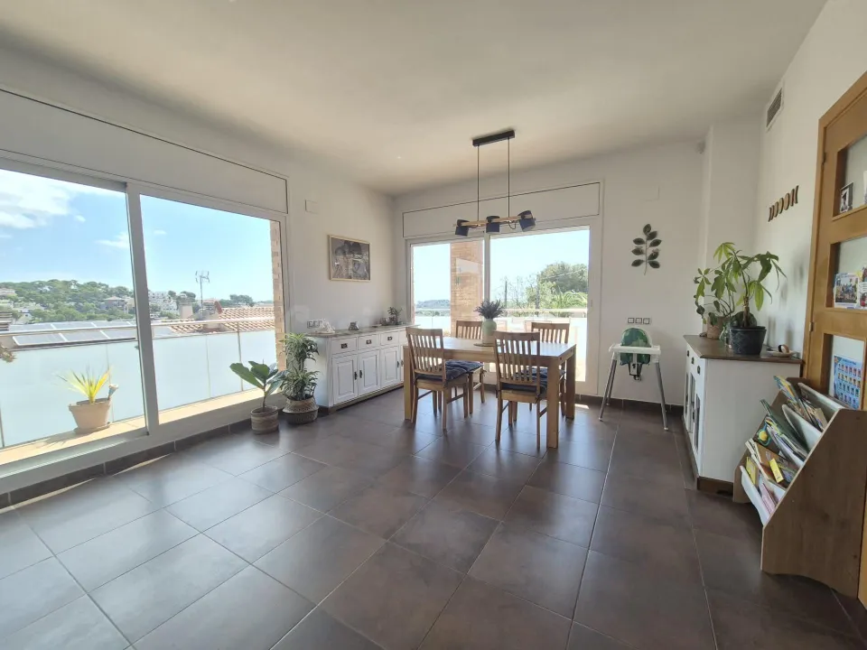 Casa con vistas panorámicas, placas solares y gran terraza en Mas Trader, Cubelles