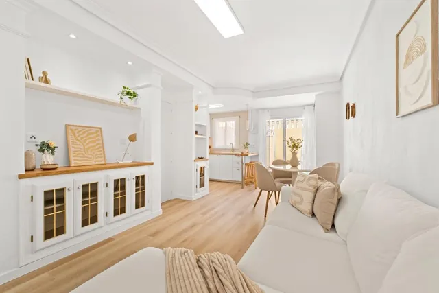 Encantadora vivienda reformada con terrazas, patio privado y piscina comunitaria — 13