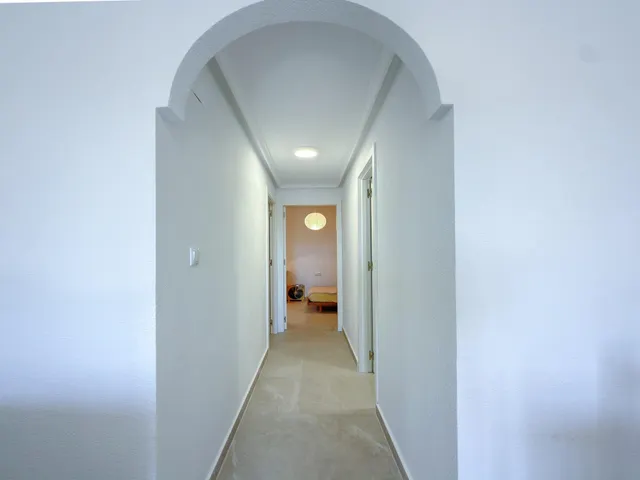 OPORTUNIDAD! Fantástico apartamento reformado con confortable terraza y vistas despejadas (210 Mts playa) — 18