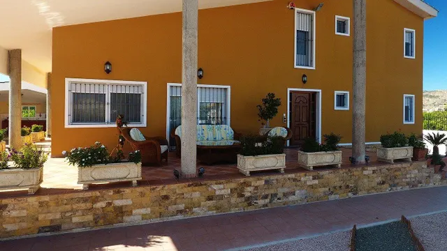 Finca de 9.480 m2. con Chalet de 495 m2. construidos en parcela de 1.000 m2. dentro de la finca. — 12