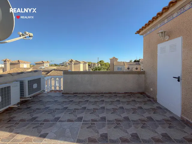 Orihuela Costa! Impresionante Villa Mediterranea con generosa parcela y amplias terrazas + Solarium privado con vistas panorámicas y piscina privada — 20