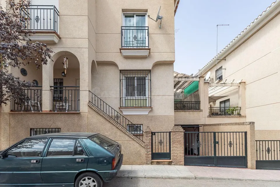 AMPLIA CASA DE 5 DORMITORIOS EN ALHENDÍN, GRANADA