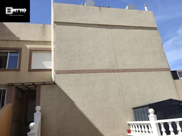 Bungalow pareado con dos terraza, solárium y sótano en Gran Alacant. — 22