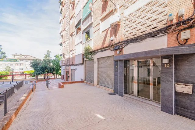 Piso exterior en zona cervantes, Granada, 8ª planta, muy luminoso, 87 m2, 3 dormitorios, vistas despejadas. — 8