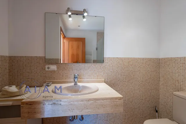 EN EXCLUSIVA CASA ADOSADA CON TERRAZAS Y MUCHO ESPACIO EN SANTA SUSANNA — 20