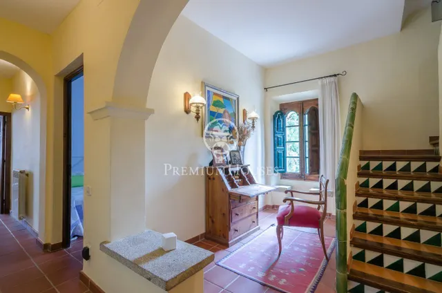 Masía céntrica en venta en Orrius, con negocio en funcionamiento (hostelería) — 28