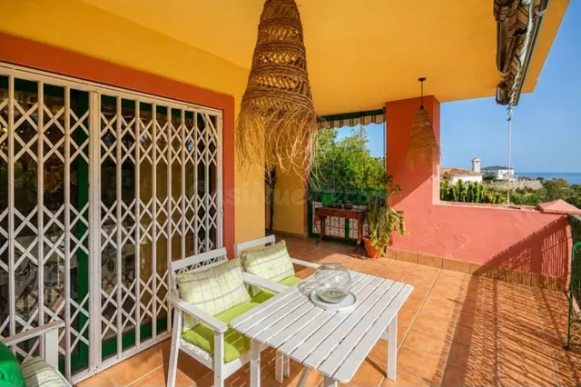 AMPLIO PISO DE 3 DORMITORIOS CON PISCINA COMUNITARIA Y GARAJ
