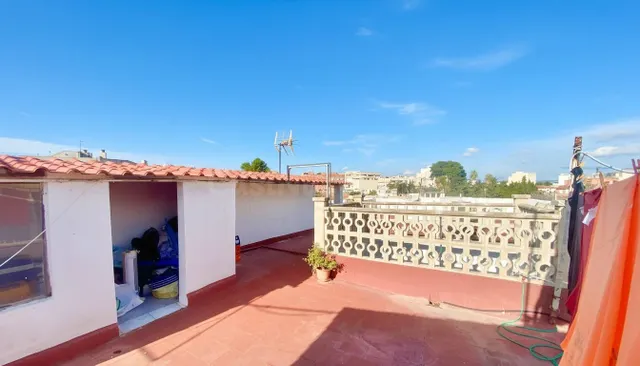 Piso reformado con impresionante terraza solárium privada en